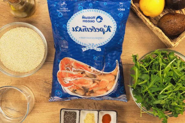 Салат с киноа, креветками и рукколой