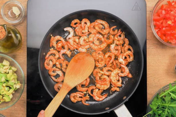 Салат с киноа, креветками и рукколой