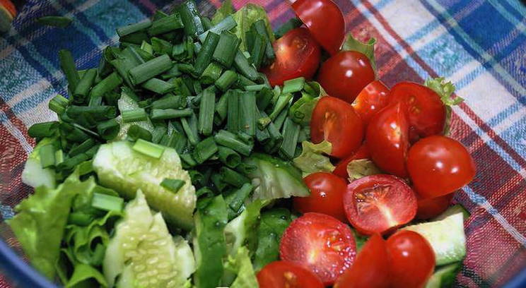 Салат с киноа, авокадо, помидорами и огурцами