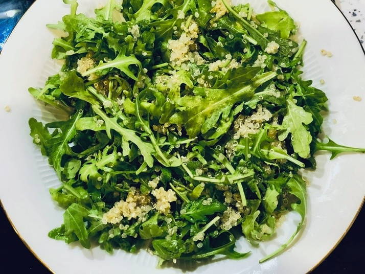 Салат с индейкой и рукколой