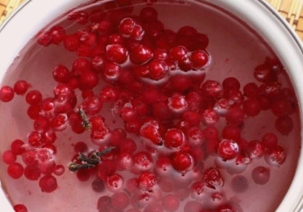 Морс из замороженной красной смородины