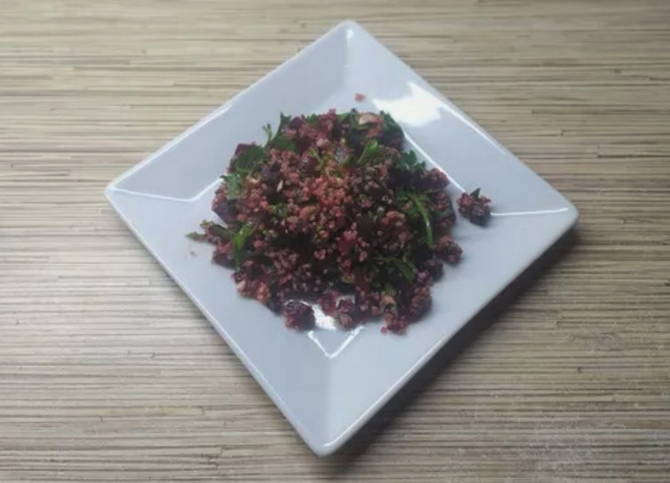 Салат с киноа и свеклой