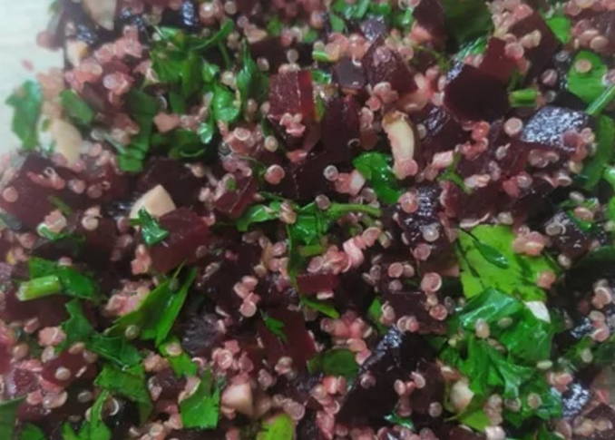 Салат с киноа и свеклой