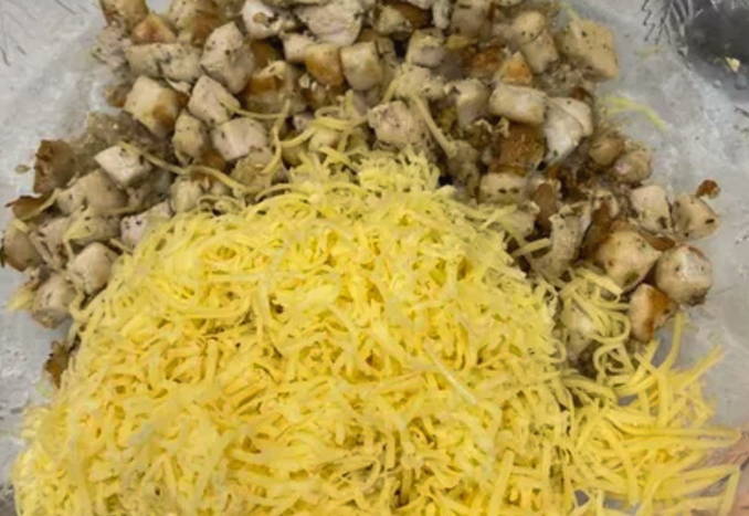 Салат с киноа, авокадо и курицей Салат с киноа, авокадо и курицей