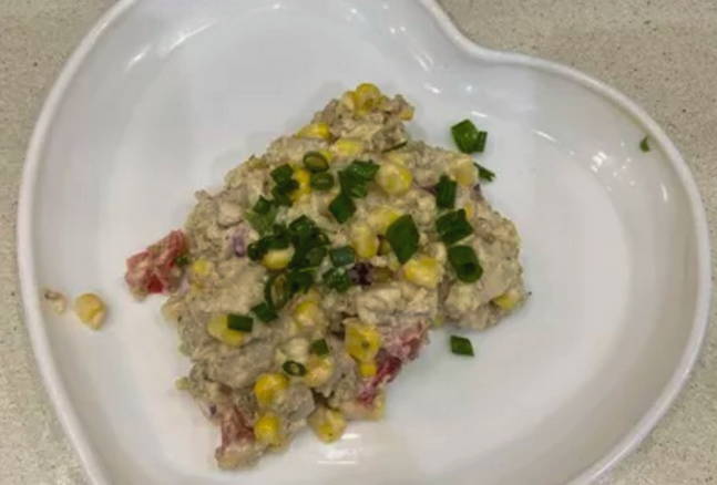 Салат с киноа, авокадо и курицей Салат с киноа, авокадо и курицей
