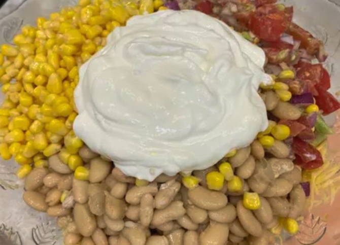 Салат с киноа, авокадо и курицей Салат с киноа, авокадо и курицей