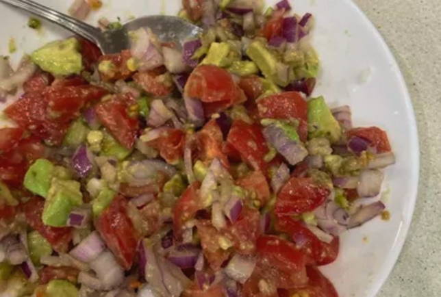 Салат с киноа, авокадо и курицей Салат с киноа, авокадо и курицей