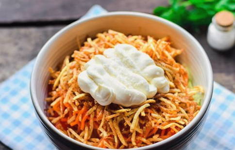 Салат с картошкой фри и корейской морковью
