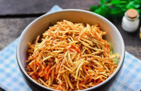 Салат с картошкой фри и корейской морковью