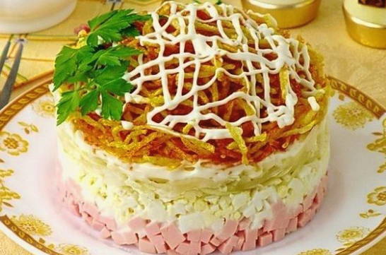 Салат с картошкой фри и колбасой