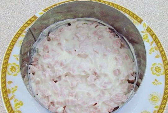 Салат с картошкой фри и колбасой