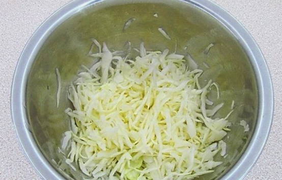 Салат с картошкой фри и колбасой