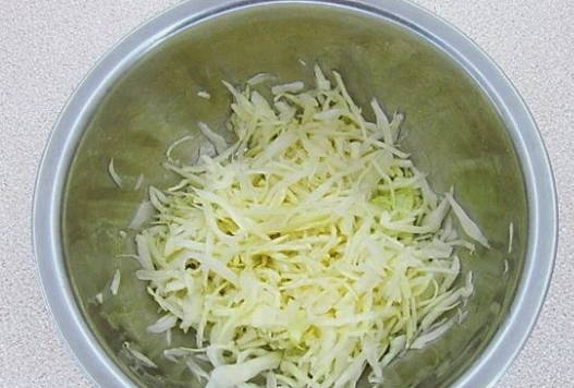 Салат с картошкой фри и колбасой