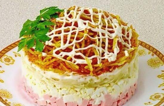 Салат с картошкой фри и колбасой