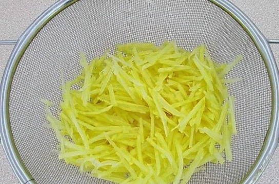 Салат с картошкой фри и колбасой