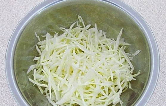 Салат с картошкой фри и колбасой