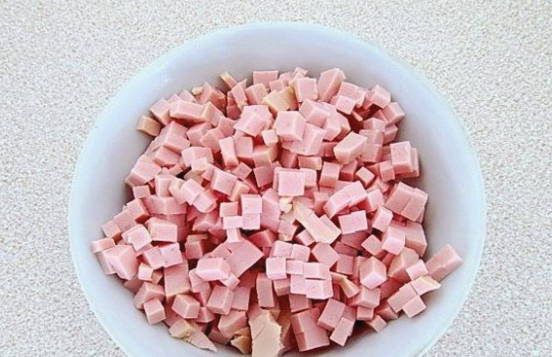 Салат с картошкой фри и колбасой
