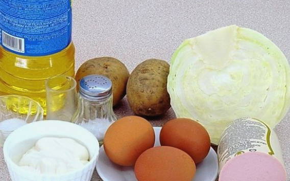 Салат с картошкой фри и колбасой