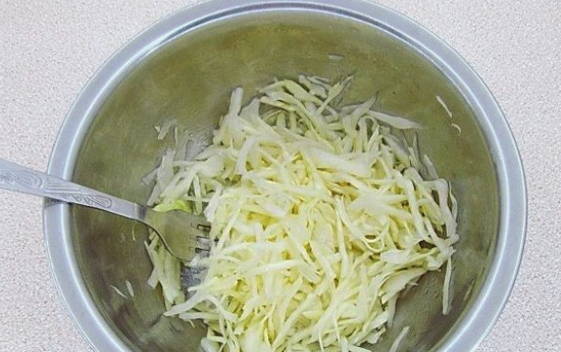Салат с картошкой фри и колбасой