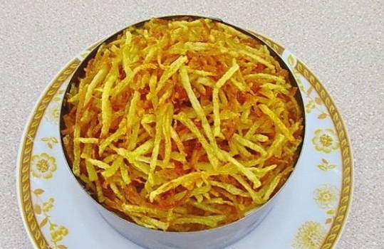 Салат с картошкой фри и колбасой