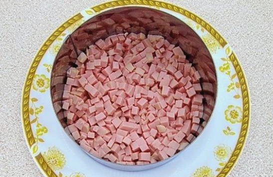 Салат с картошкой фри и колбасой