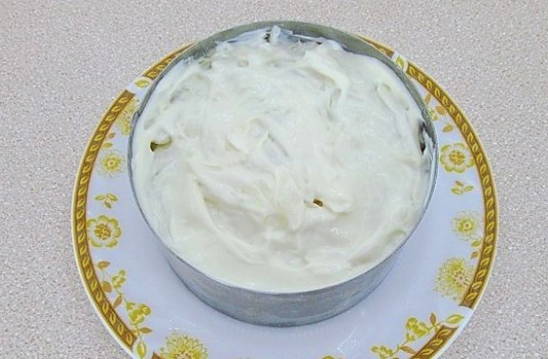Салат с картошкой фри и колбасой