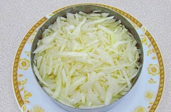 Салат с картошкой фри и колбасой
