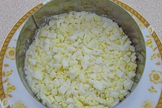 Салат с картошкой фри и колбасой