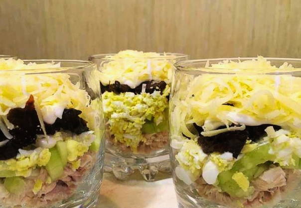 Салат с индейкой и черносливом