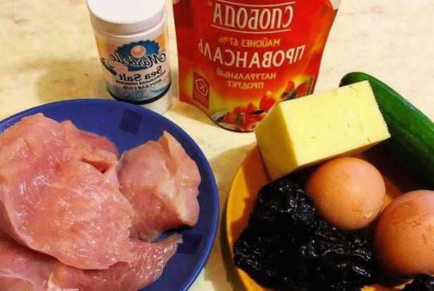 Салат с индейкой и черносливом