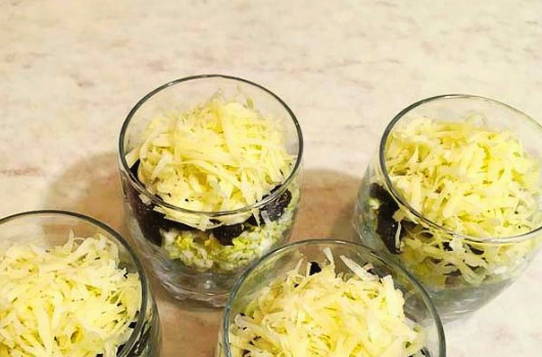 Салат с индейкой и черносливом