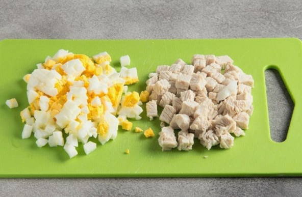 Салат с индейкой и фасолью консервированной Салат с индейкой и фасолью консервированной