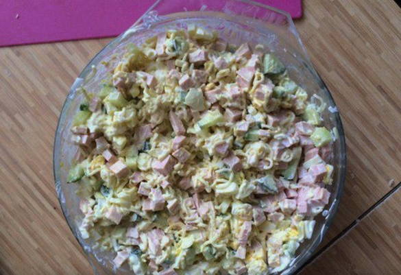 Салат с дошираком и колбасой