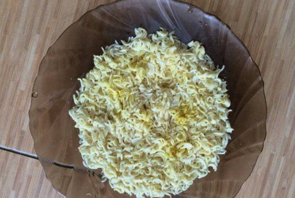 Салат с дошираком и колбасой