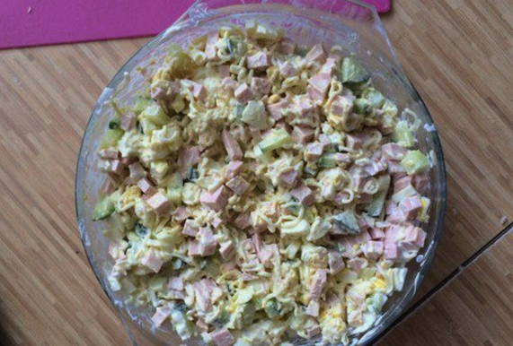 Салат с дошираком и колбасой