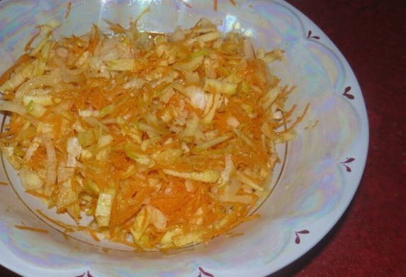 Салат с дайконом, морковью и яблоком