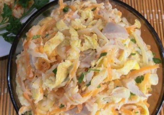 Салат с дайконом и курицей