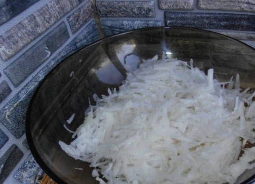 Салат с дайконом и курицей