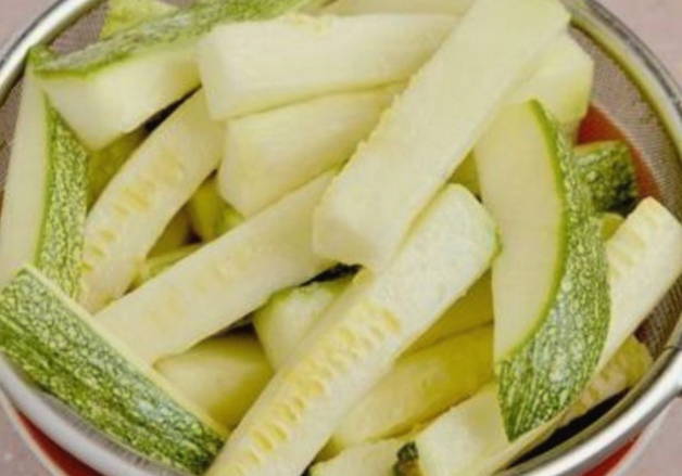 Кабачковые палочки в панировке с сыром в духовке