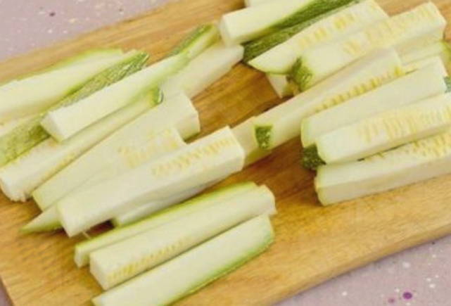 Кабачковые палочки в панировке с сыром в духовке