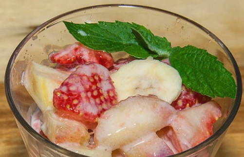 Фруктовый салат с клубникой Фруктовый салат с клубникой