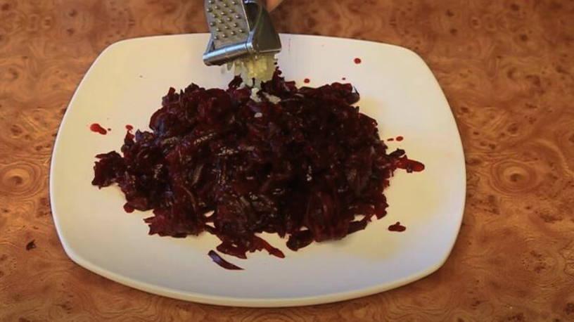 Салат «Чингисхан» с черносливом и орехами