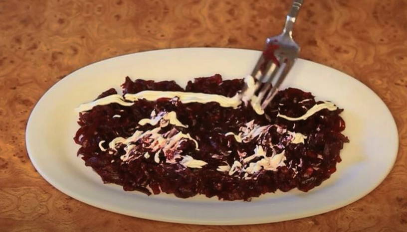 Салат «Чингисхан» с черносливом и орехами