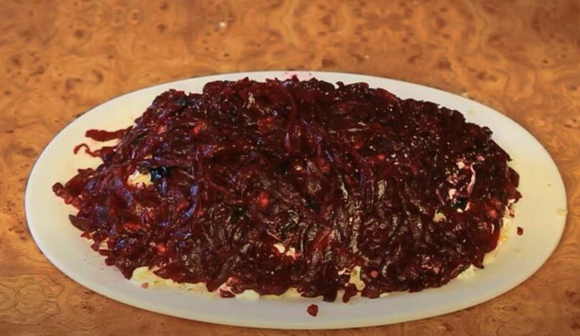 Салат «Чингисхан» с черносливом и орехами