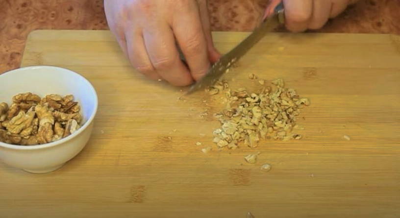 Салат «Чингисхан» с черносливом и орехами