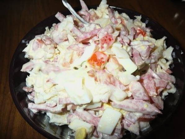 Салат с гребешками, помидорами и колбасой