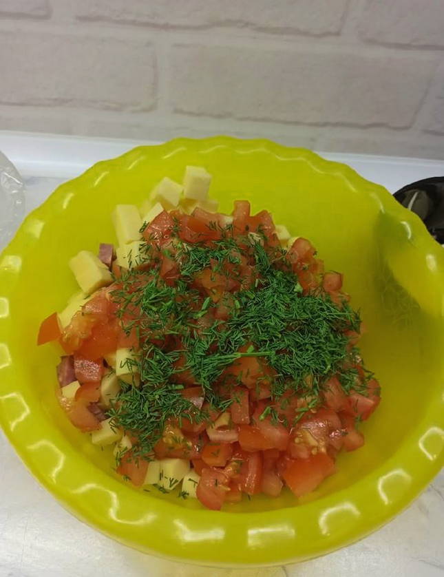 Салат с гребешками, помидорами и колбасой