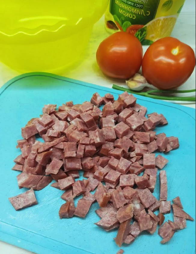 Салат с гребешками, помидорами и колбасой