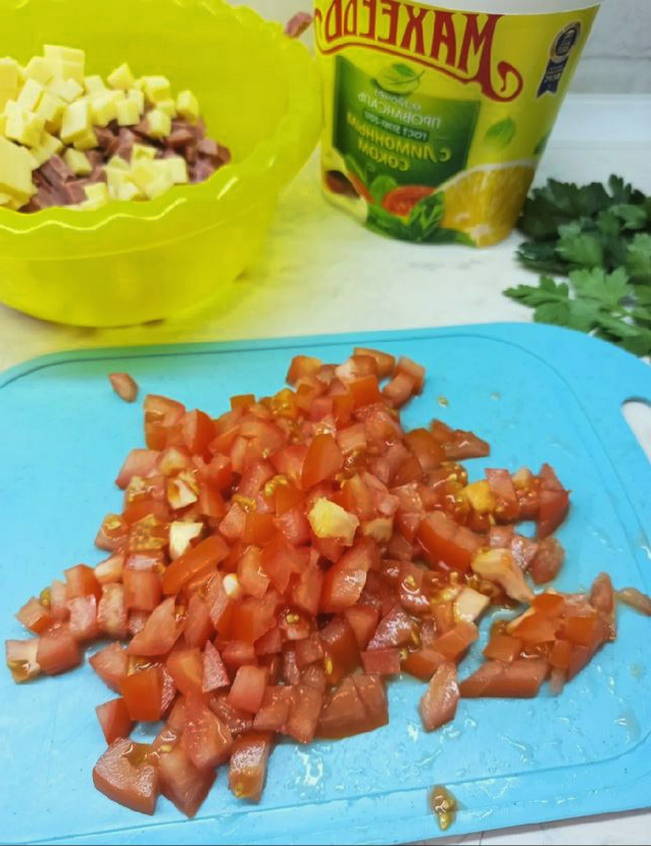 Салат с гребешками, помидорами и колбасой