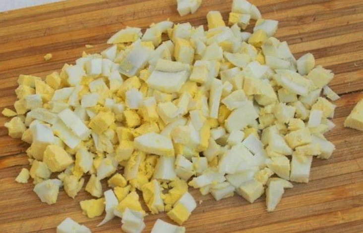 Салат с гребешками, помидорами и колбасой